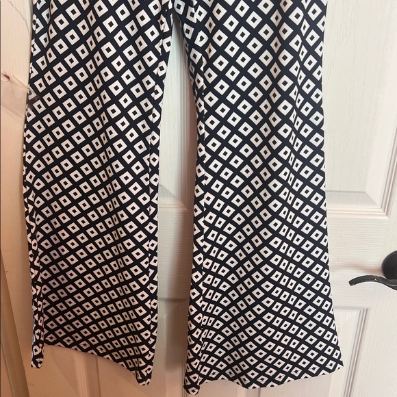Commense Geometric Black and White Wide Leg Pants - Picture 4 of 7
